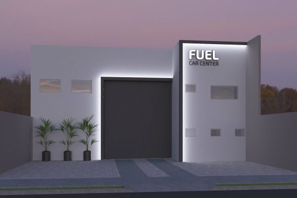 Edifício branco moderno ao anoitecer com o letreiro FUEL CAR CENTER iluminado acima de uma grande porta de garagem escura, quatro vasos de plantas alinhados à esquerda e pequenas janelas retangulares - destacando a arquitetura para oficinas automotivas.