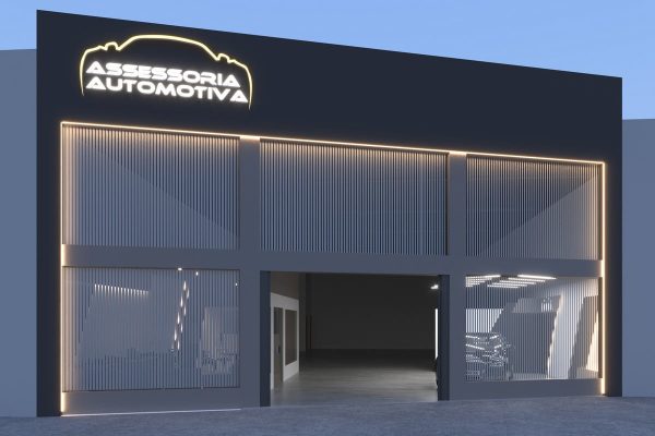 A fachada de uma moderna loja de consultoria automotiva ao anoitecer apresenta arquitetura para oficinas automotivas, com grandes janelas de vidro, persianas verticais, uma fachada escura e um letreiro luminoso onde se lê Assessoria Automotiva, encimado por um elegante contorno de carro.