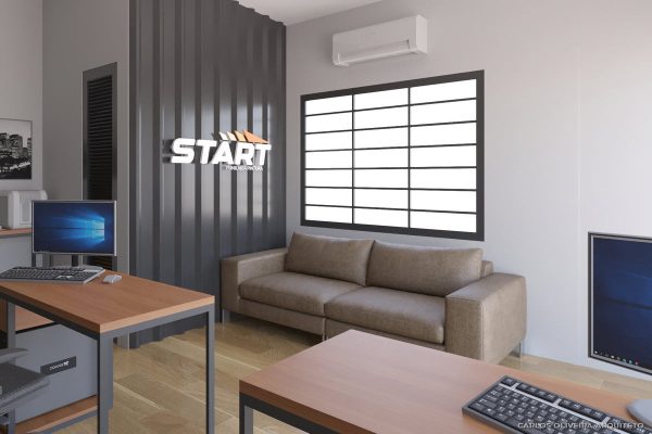 Escritório moderno com sofá marrom, mesas e computadores de madeira, janela grande, ar-condicionado e uma parede com o logotipo da START em branco e laranja. O piso de madeira clara e a decoração minimalista destacam as influências da arquitetura para oficinas automotivas.