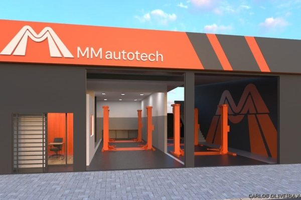 Vista externa de uma moderna oficina mecânica chamada MM autotech, com grandes letreiros em laranja e preto, amplas portas de garagem, elevadores de carros no interior e um espaço de oficina estética automotiva à esquerda.